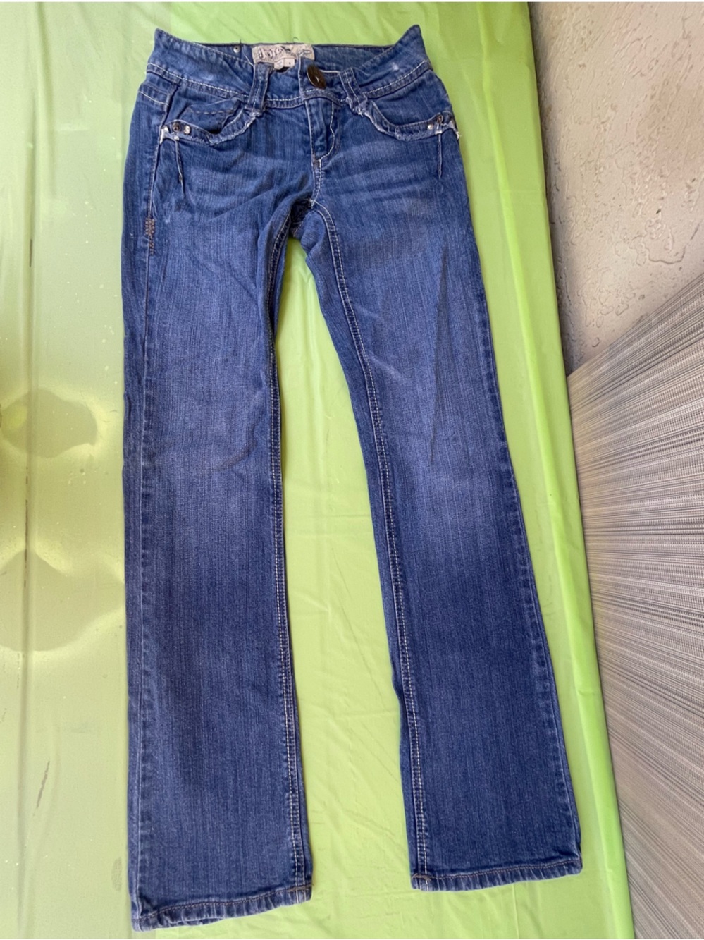 LOW RISE BOOT LEG JOLT JEANS WITH EMBROILED FLAP POCKETS LIGHT SIZE 1 JUNIORS - Picture 6 of 15